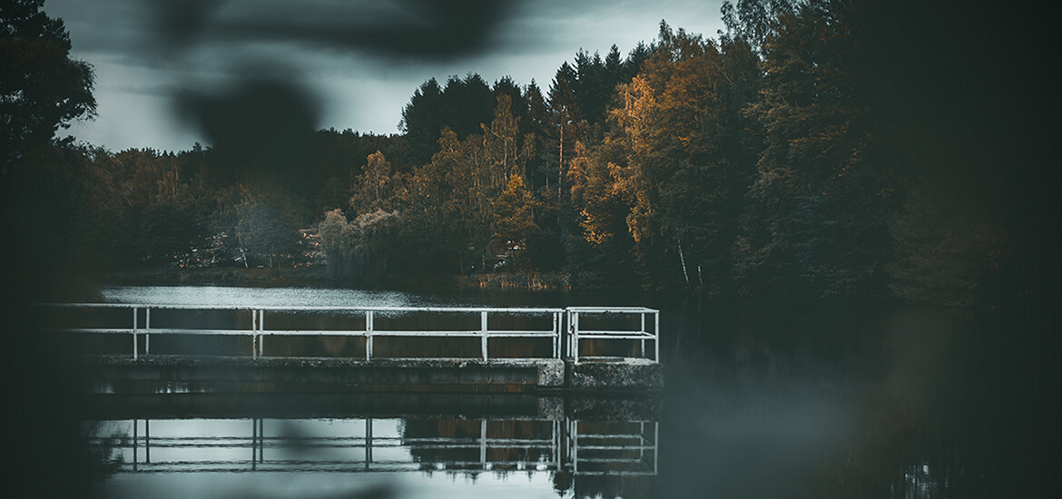 Teich im Herbst mit weißer Brücke